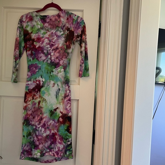 Fitted flattering Floral Long Sleeve V Neck dress. Sz 2 - Picture 2 of 5